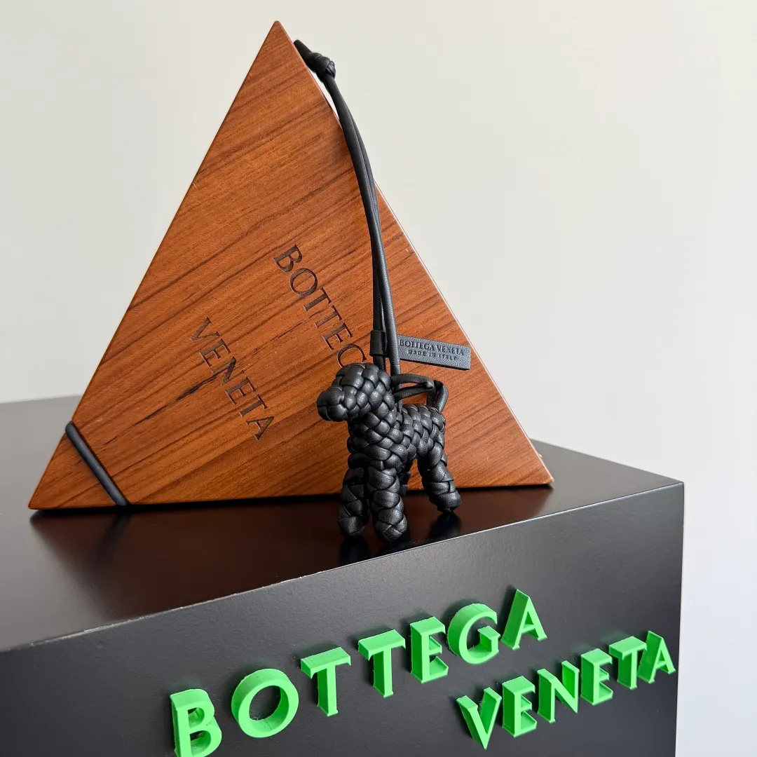 Batch 540 BOTTEGA VENETA2025 new puppy🐕 style pendant Braided puppy is online😎 Leather braided puppy style pendant can be hung on any handbag, and it is as cute, delicate and colorful as it matches with a bag. Cute and cute, it will touch your heart at any time. It can be hung on bags or keychains. Who can resist such a cute puppy? Style number: 807068